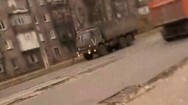 Окупанти перекидають підкріплення на Донецький напрямок: військова техніка їде через Маріуполь. Відео 