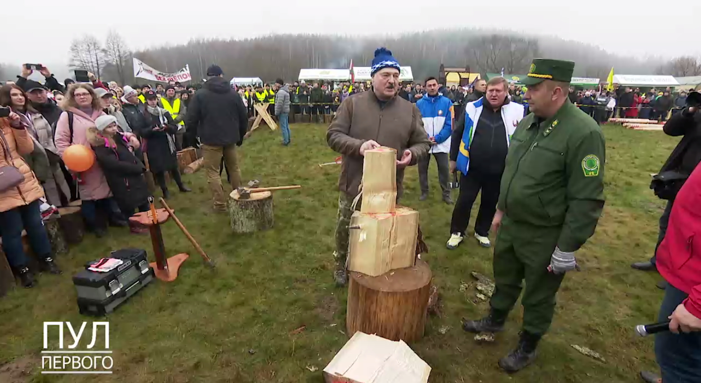 Лукашенко показав майстер-клас із рубання дров на конкурсі для журналістів. Відео 