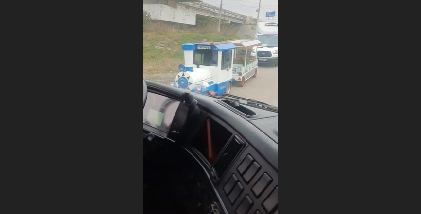Оккупанты, убегая из Херсона, украли детский паровозик: эпичное видео