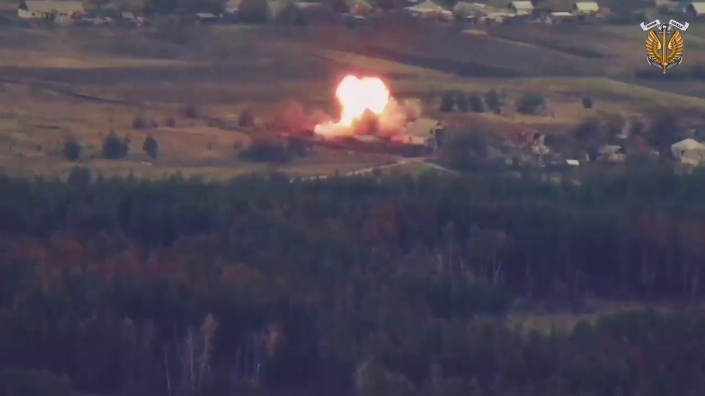 ВСУ взорвали вражеский склад топлива в селе Диброва на Луганщине. Видео "фейерверка"
