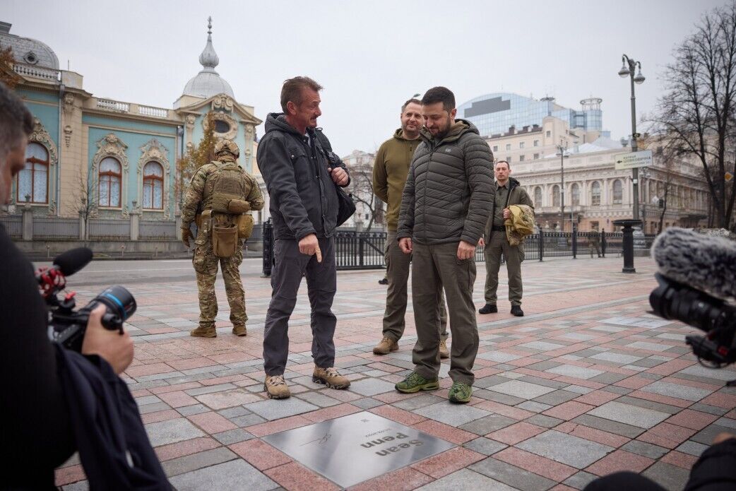 Шон Пенн привез в Украину свой ''Оскар'', а на Аллее смелости появилась его звезда: подробности нового визита актера в Киев