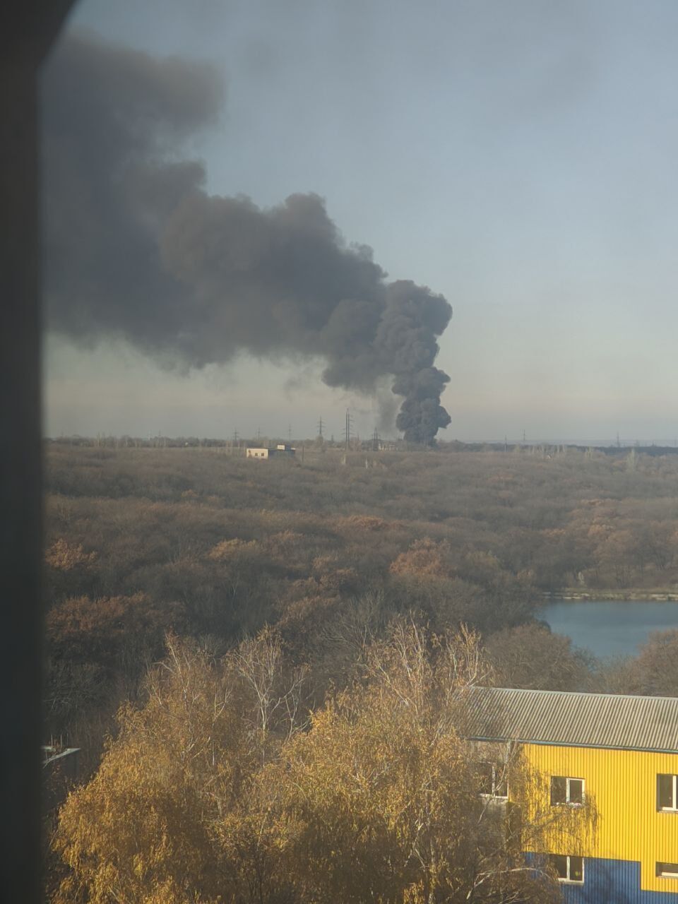 В оккупированной Ясиноватой "бавовна", поднялся черный дым: захватчики заявили о пожаре на подстанции. Фото и видео