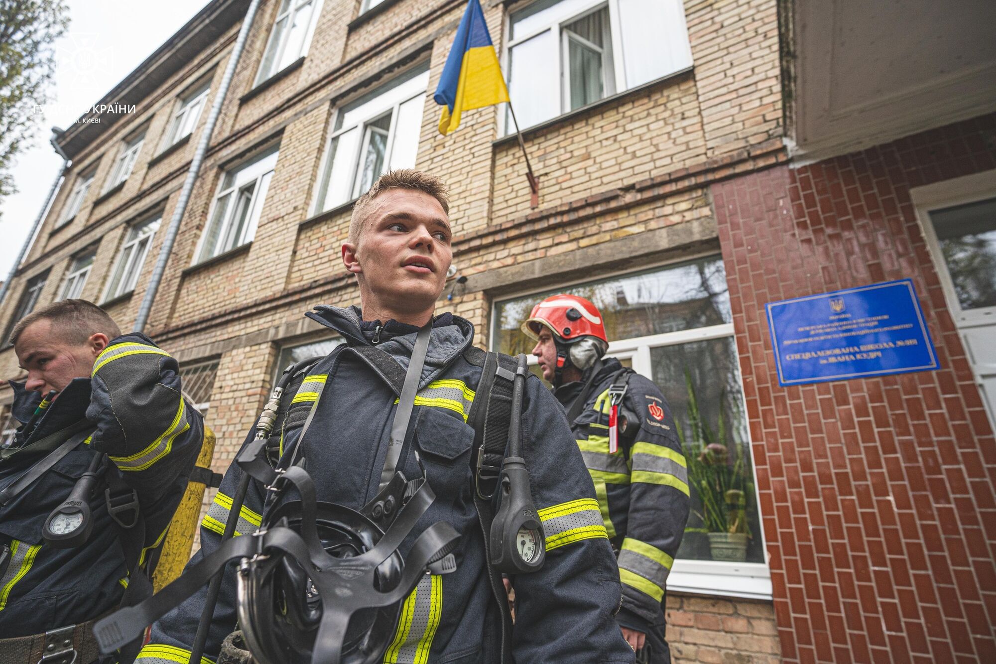 В Киеве произошел пожар в одной из школ на Печерске. Фото и видео