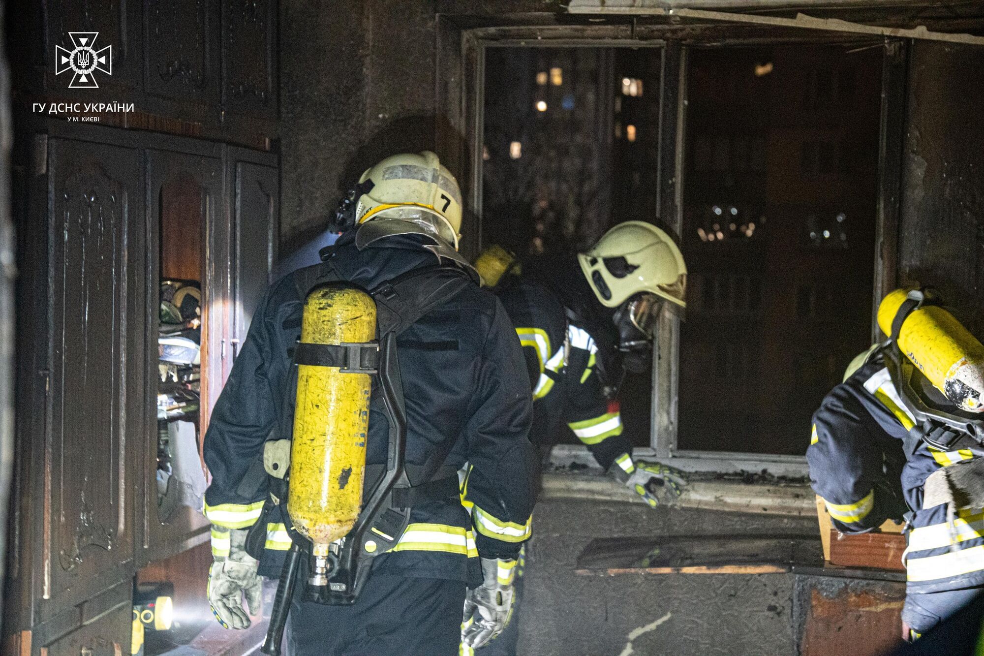 В Киеве бойцы ГСЧС во время тушения пожара спасли женщину. Фото и видео