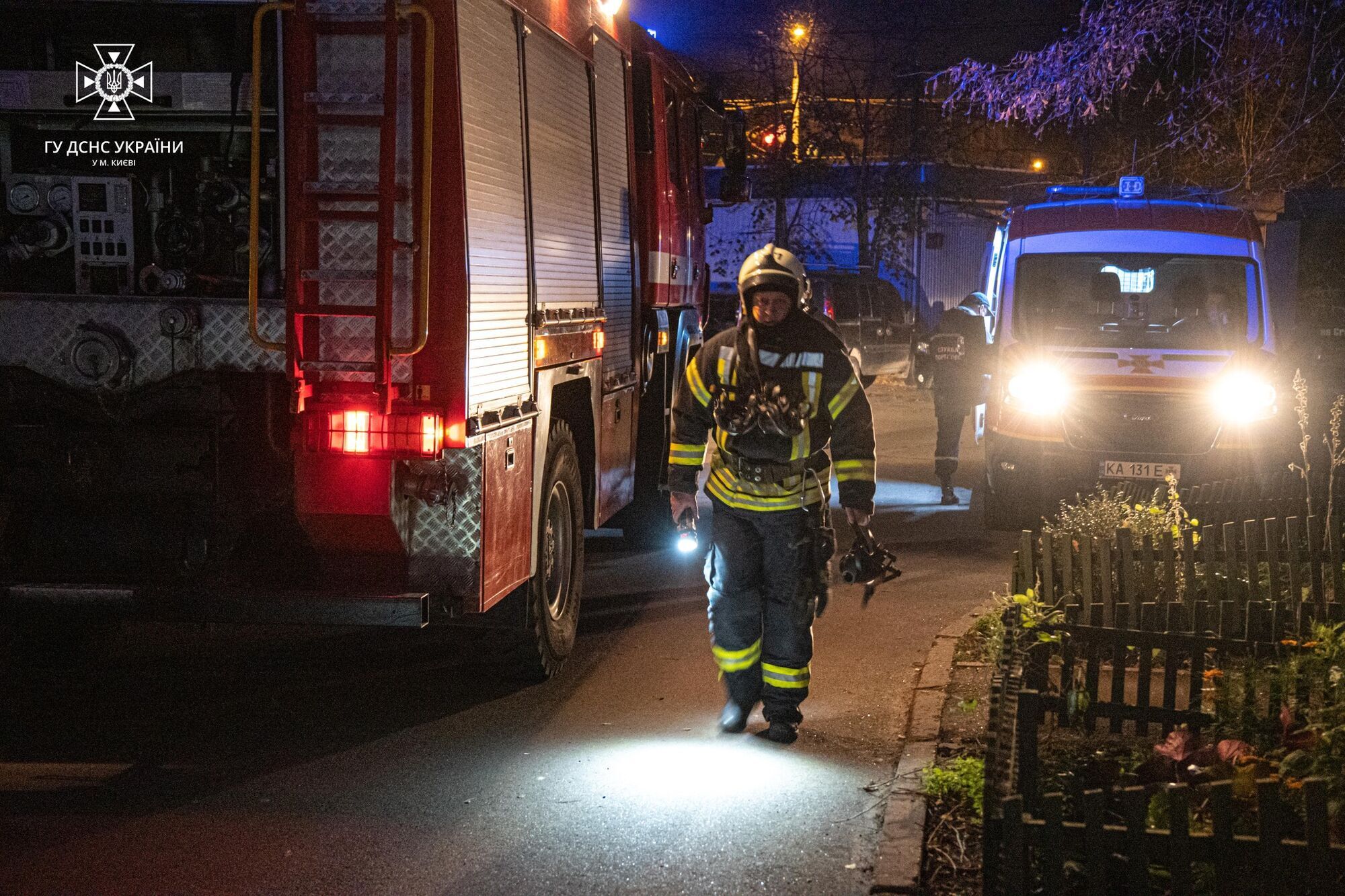 У Києві бійці ДСНС під час гасіння пожежі врятували жінку. Фото та відео