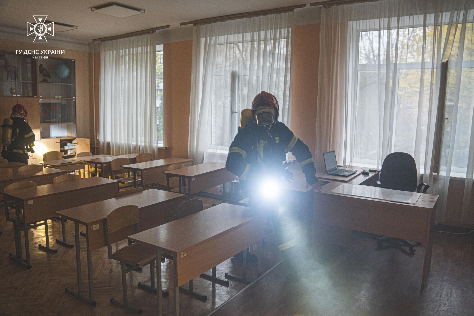 В Киеве произошел пожар в одной из школ на Печерске. Фото и видео