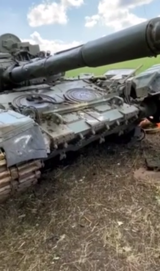 В Херсонской области оккупанты ''усилили'' защиту танка канализационными люками, но им это не помогло. Видео