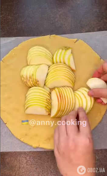 Який простий десерт приготувати з яблук: варіант хрусткої галети 