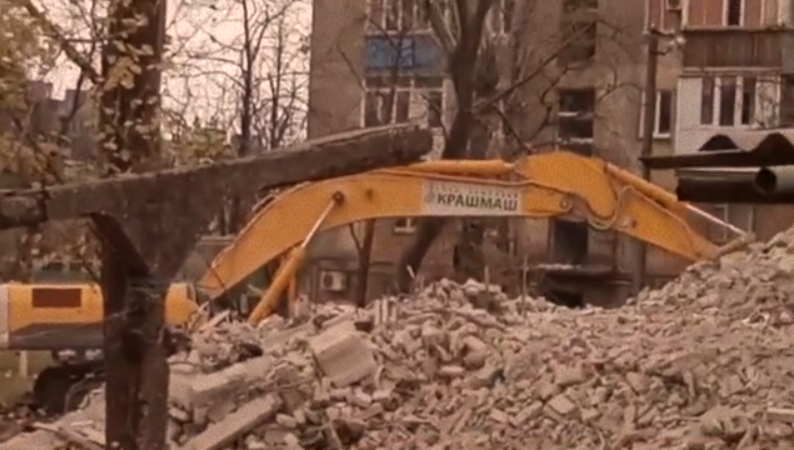 ''Жизнь, уничтоженная полностью'': в оккупированном Мариуполе от домов, где жили люди, остались груды строительного мусора. Видео