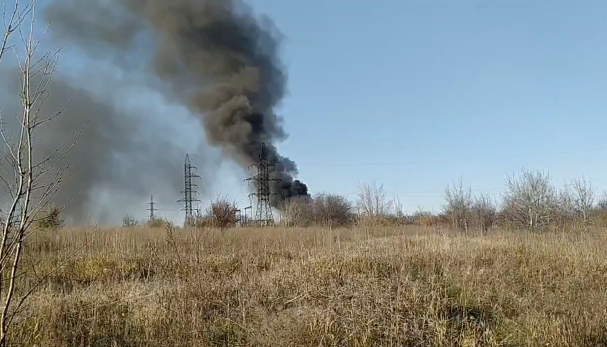 В оккупированной Ясиноватой "бавовна", поднялся черный дым: захватчики заявили о пожаре на подстанции. Фото и видео