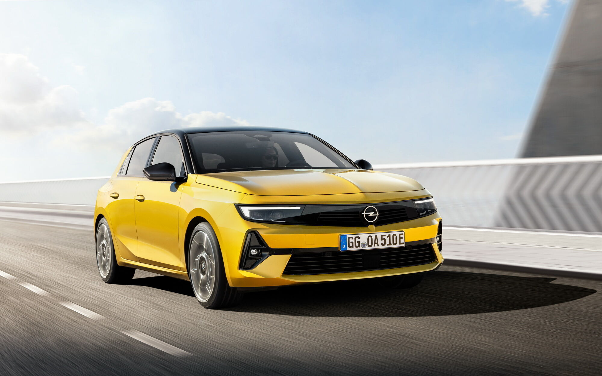Opel анонсировал комплектации новой Astra для рынка Украины