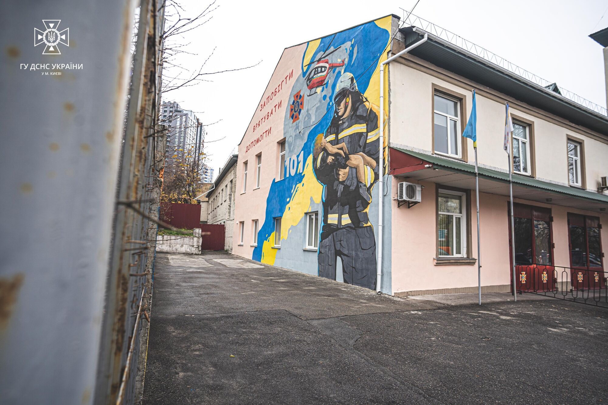 У Києві з’явився новий мурал, присвячений рятувальникам. Фото 
