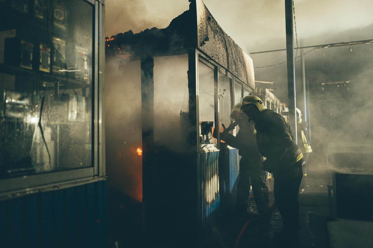 В Киеве произошел масштабный пожар на рынке недалеко от станции метро. Фото и видео