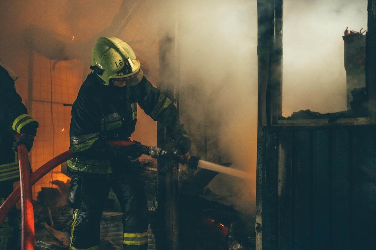 У Києві сталась масштабна пожежа на ринку неподалік від станції метро. Фото та відео