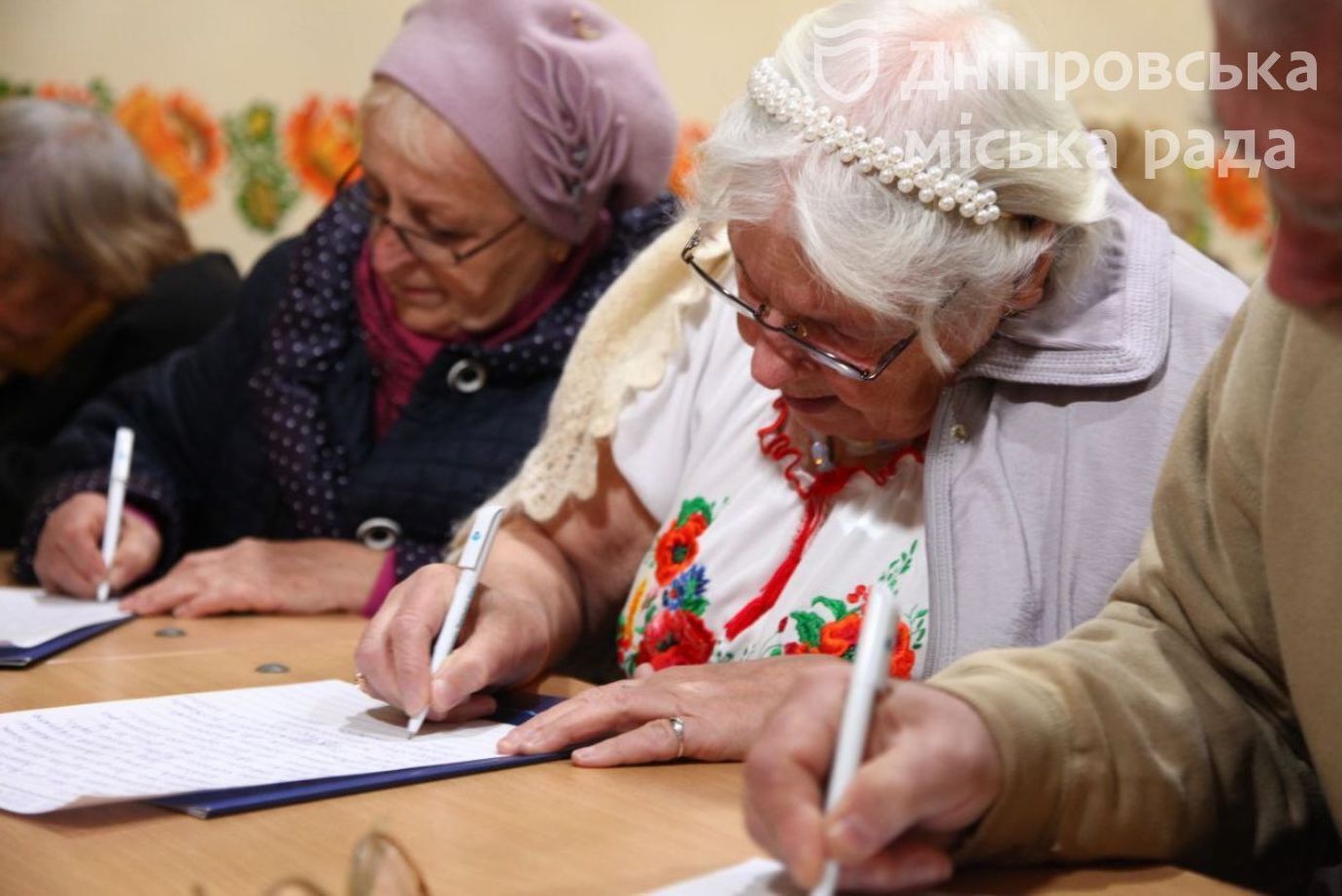 В Днепре 140 человек, несмотря на тревогу, написали диктант национального единства