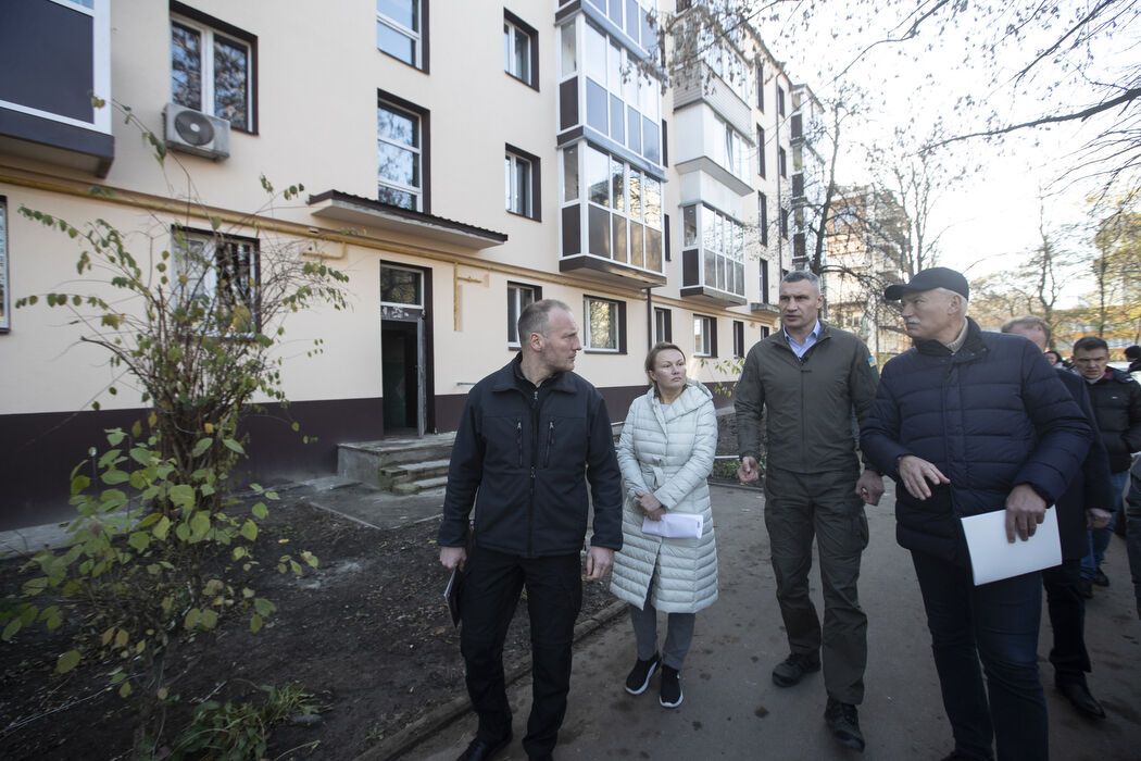 Кличко показав, як відремонтували пошкоджені російськими обстрілами будинки Києва. Фото