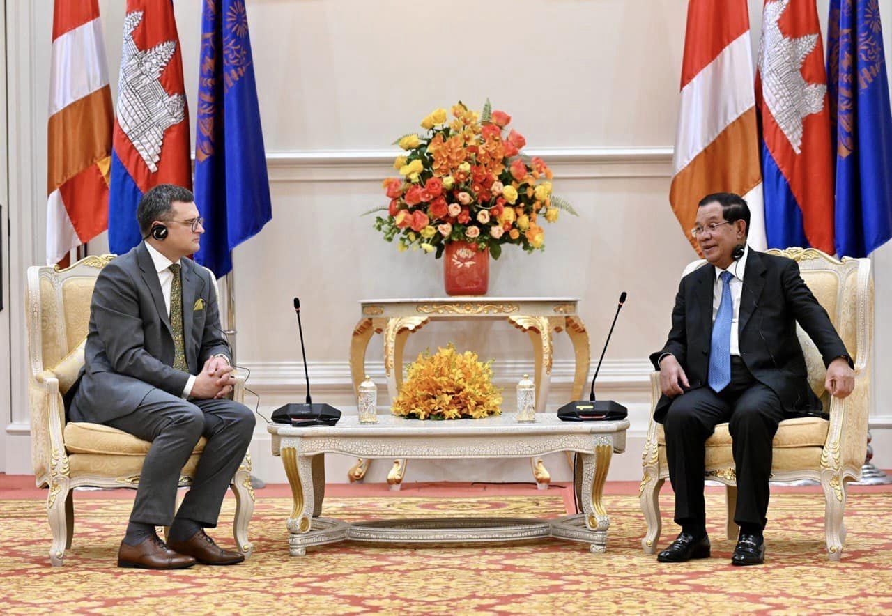 Министр иностранных дел Украины Дмитрий Кулеба и премьер-министр Камбоджи Самдех Гун Сен