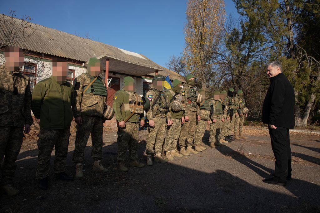 Порошенко привіз генератори та буржуйки захисникам України, які готуються звільняти південь