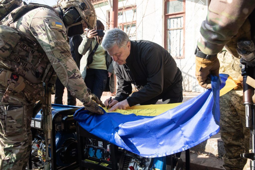 Порошенко привез генераторы и буржуйки защитникам Украины, которые готовятся увольнять юг
