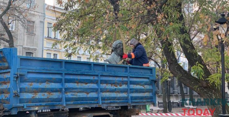 У Харкові демонтували погруддя Пушкіна. Фото та відео  