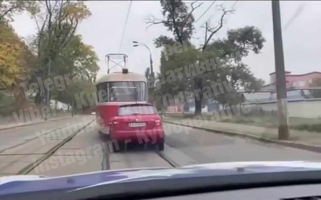 У Києві помітили незвичайну ДТП: трамвай за бампер тягнув по дорозі легковик. Відео
