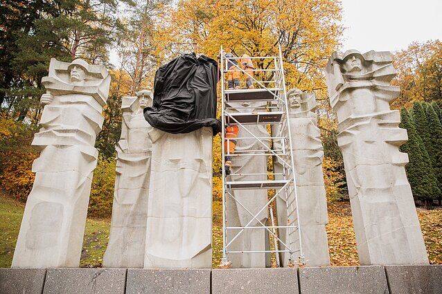 Литва избавится от советского наследия: в Вильнюсе начали демонтаж крупнейшего мемориала армии СССР, несмотря на сопротивление ООН
