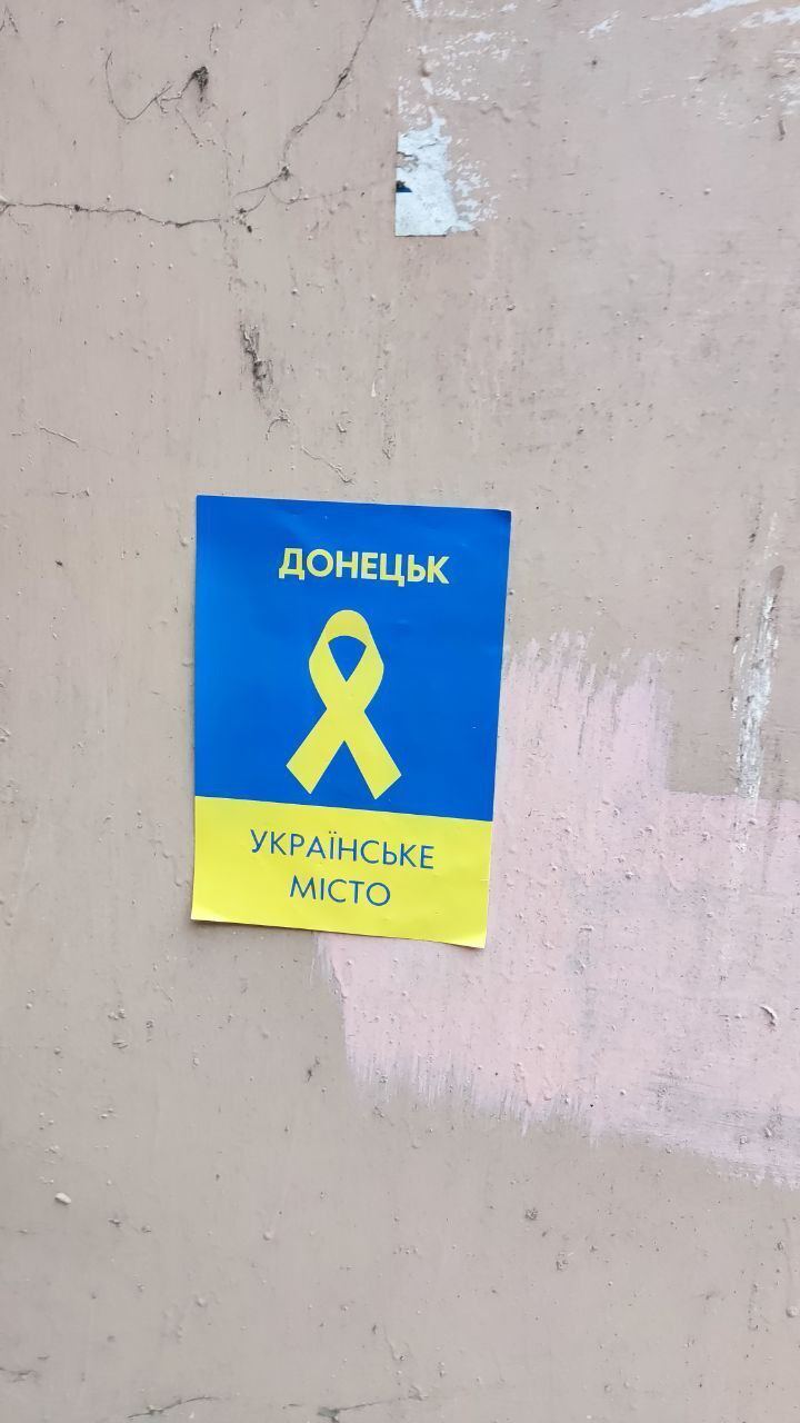 ''Буде Гаага'': українські патріоти влаштували акцію в Донецьку і Луганську, нагадавши, що чекає на воєнних злочинців РФ. Фото 