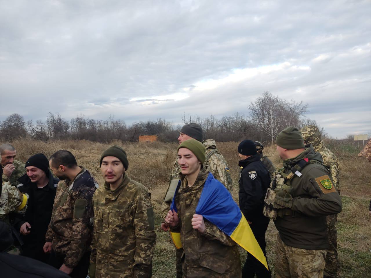 Україна повернула з російського полону 50 осіб: серед них захисники ''Азовсталі'' з Оленівки і поранені бійці. Фото