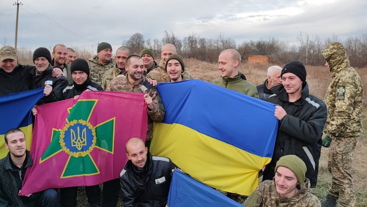 Деякі з тяжкими травмами: у мережі з'явилося відео повернення з полону захисників України