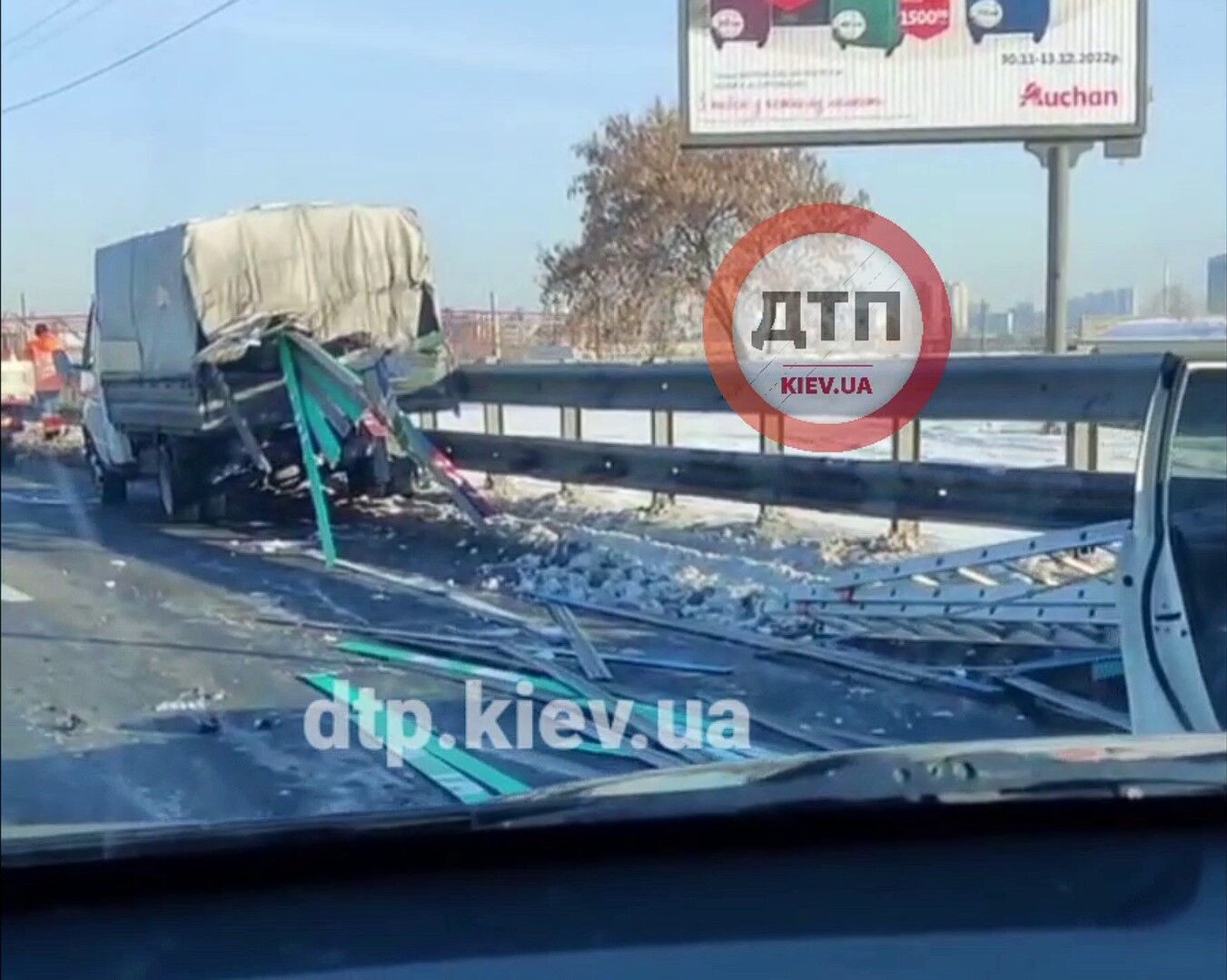 В Киеве легковушка протаранила конструкции дорожных служб и въехала в отбойник. Видео