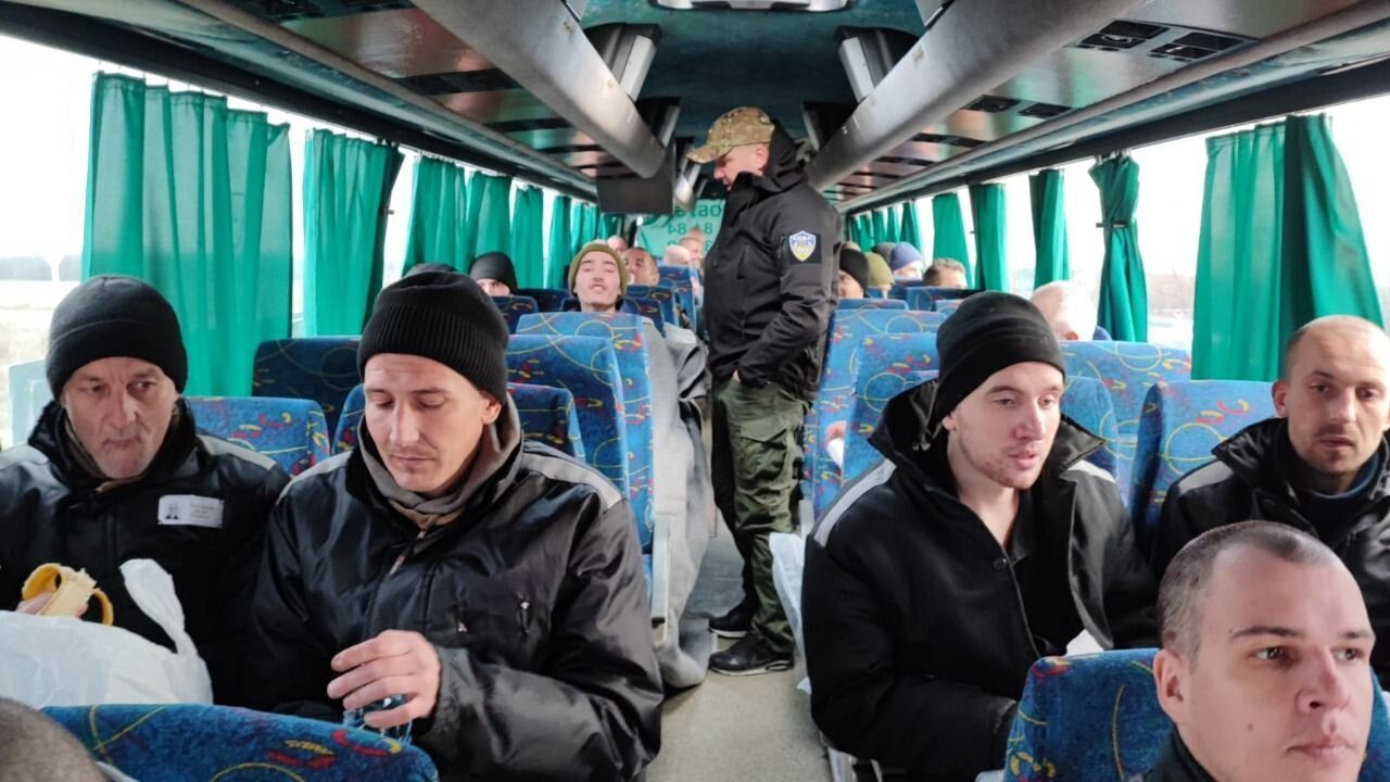 Україна повернула з російського полону 50 осіб: серед них захисники "Азовсталі" з Оленівки і поранені бійці. Фото