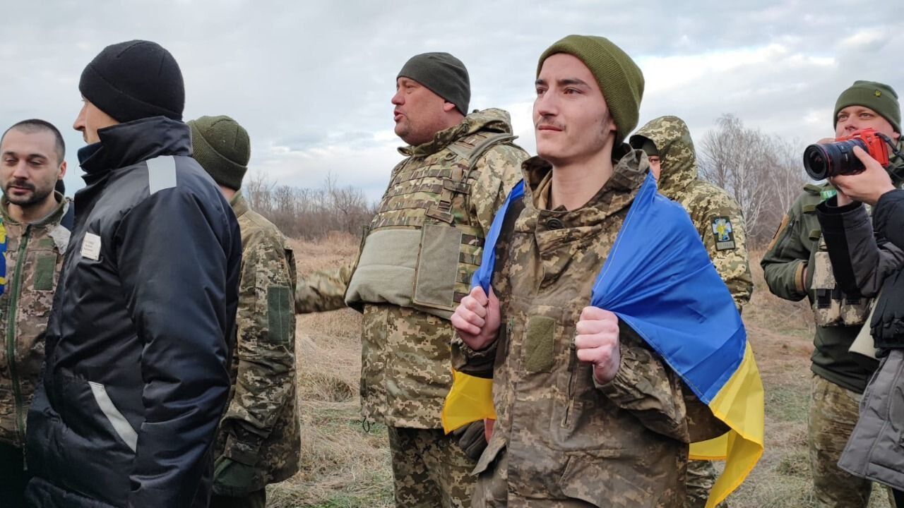 Некоторые с тяжелыми травмами: в сети появилось видео возвращения из плена защитников Украины
