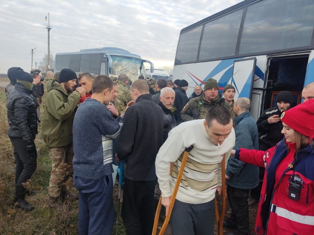 Деякі з тяжкими травмами: у мережі з'явилося відео повернення з полону захисників України