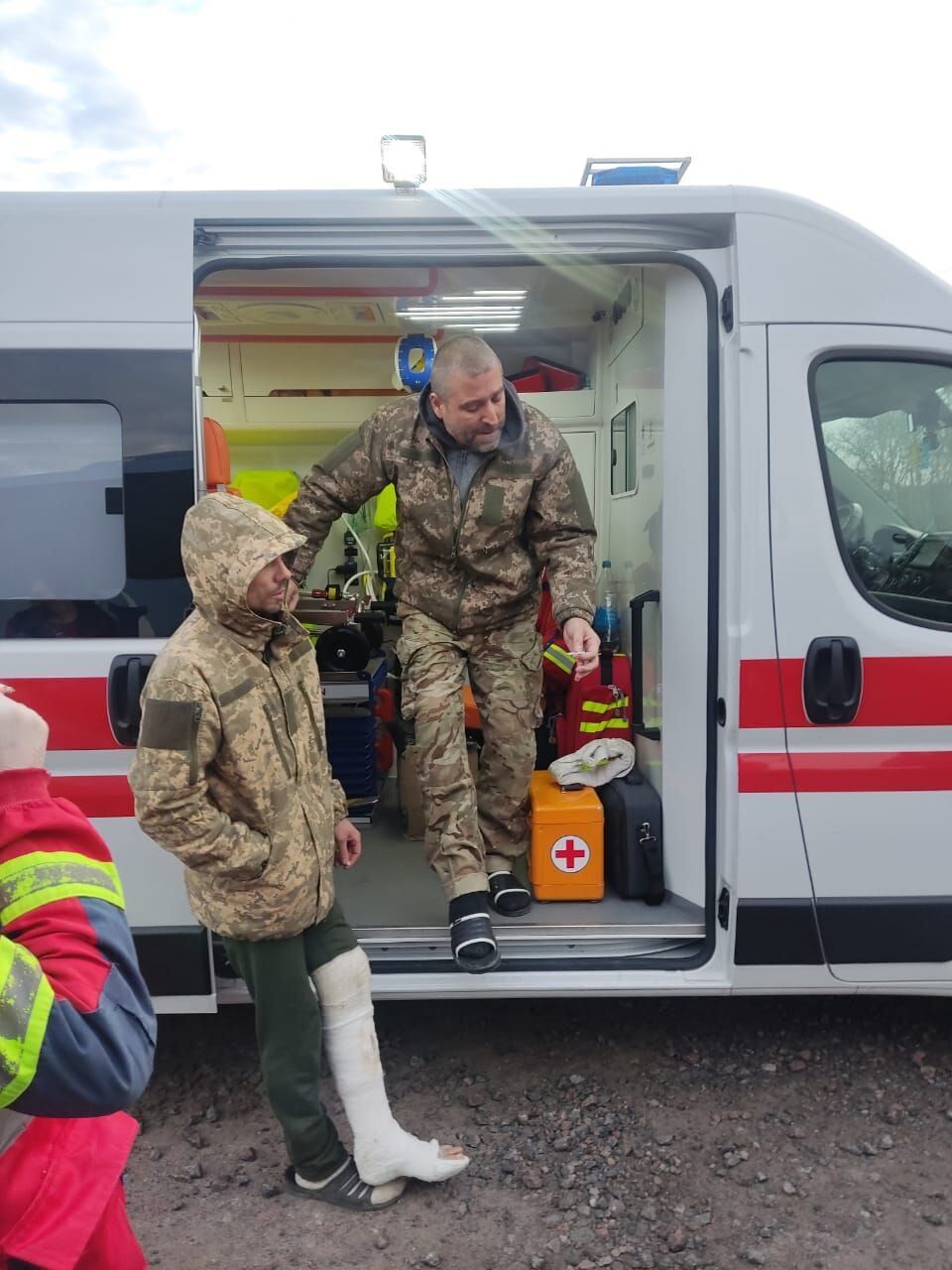 Деякі з тяжкими травмами: у мережі з'явилося відео повернення з полону захисників України