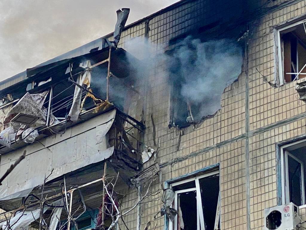 Войска РФ ударили по Никополю из тяжелой артиллерии: загорелась многоэтажка, есть пострадавший. Фото