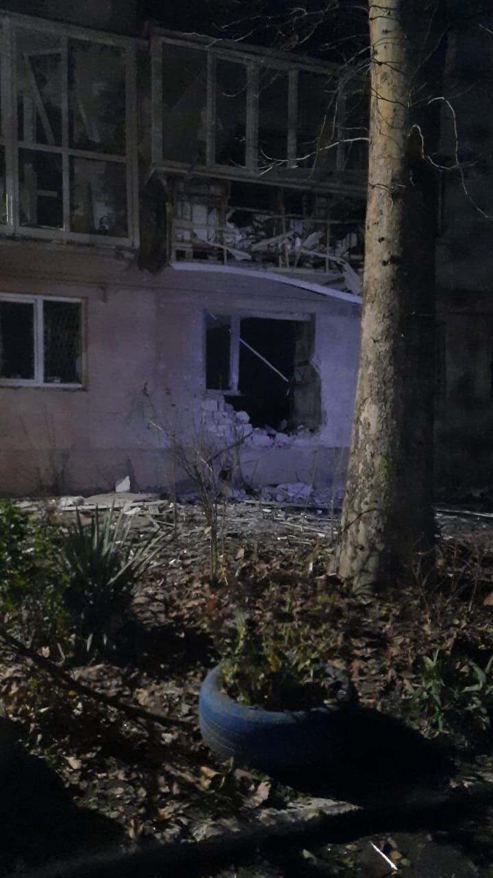 Оккупанты ударили по многоэтажке в Херсоне, на месте прилета начался пожар. Фото