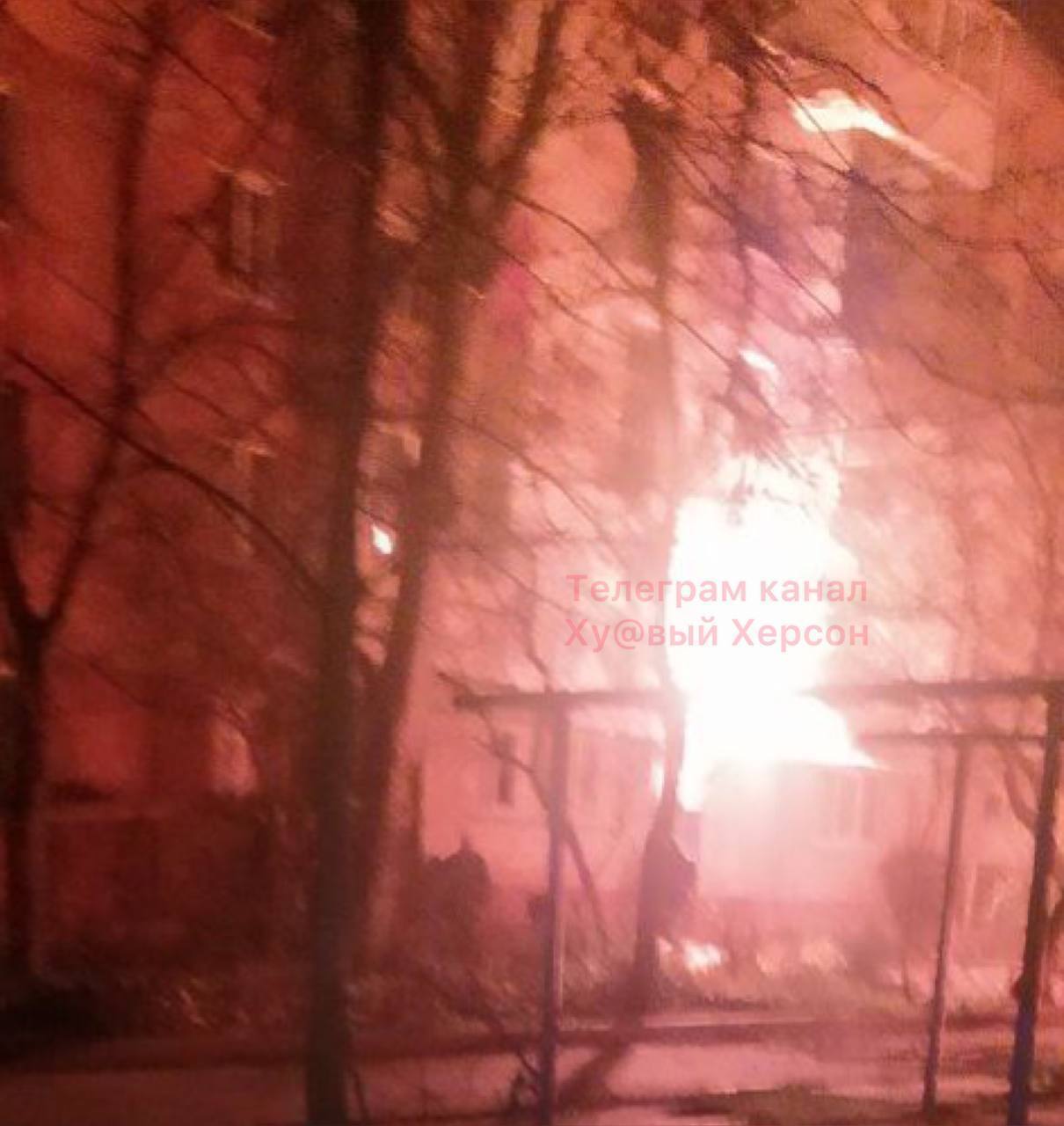 Оккупанты ударили по многоэтажке в Херсоне, на месте прилета начался пожар. Фото
