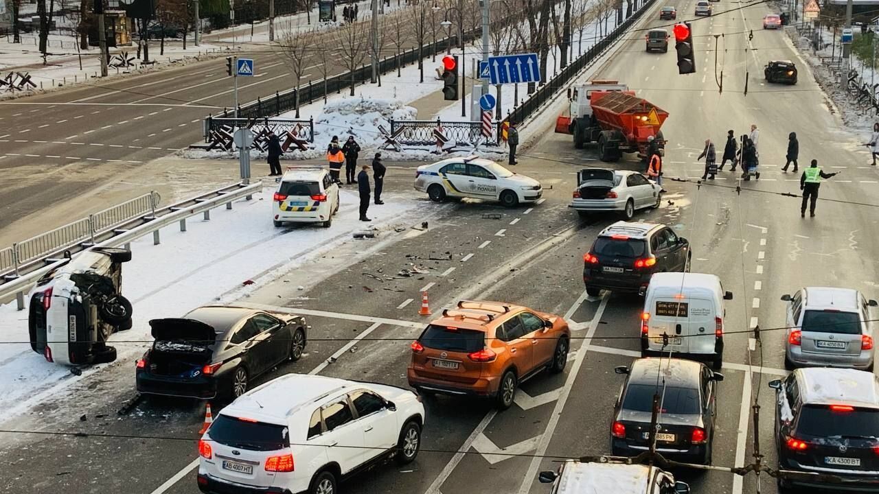 В Киеве произошло ДТП с участием 5 автомобилей. Фото и видео