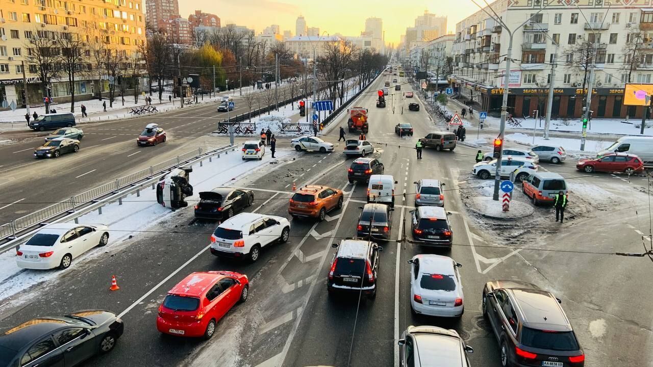 У Києві сталась ДТП за участю 5 автомобілів. Фото та відео