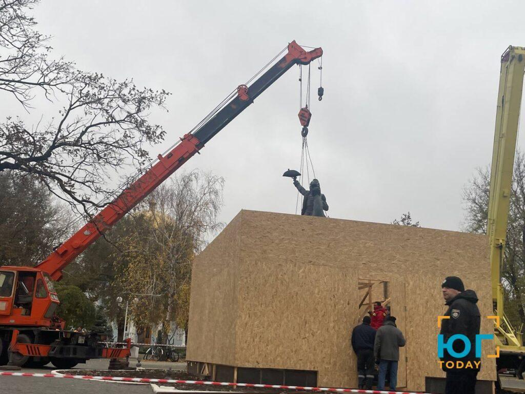 В Измаиле начал демонтаж памятника Суворову. Фото и видео