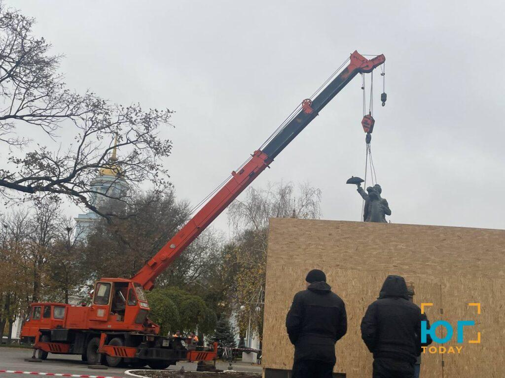 В Ізмаїлі розпочали демонтаж пам’ятника Суворову. Фото і відео