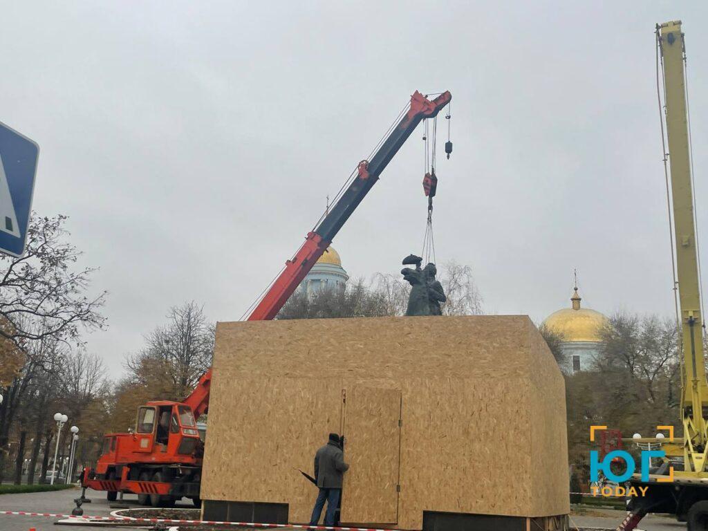 В Ізмаїлі розпочали демонтаж пам’ятника Суворову. Фото і відео