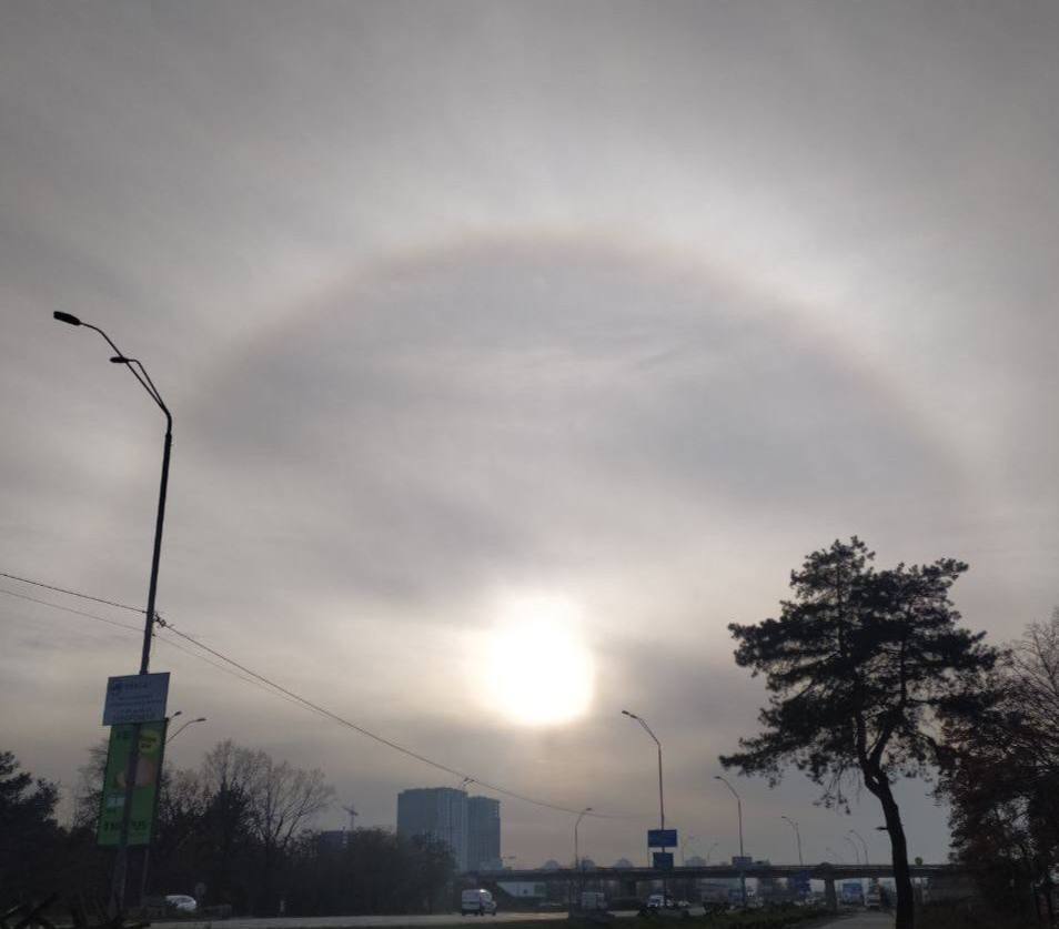 В Киеве и области в небе заметили интересное атмосферное оптическое явление. Фото и видео