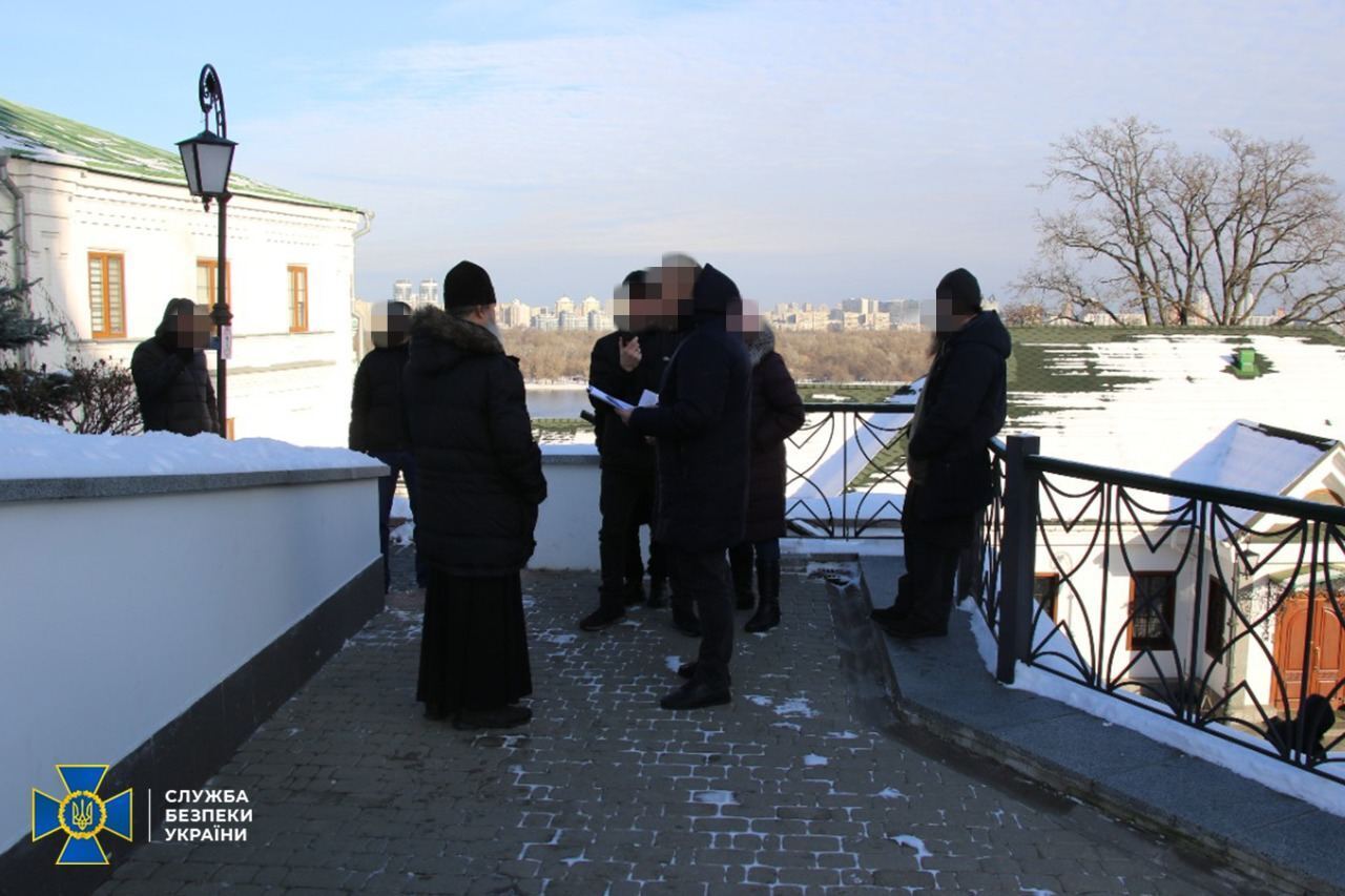 Священнику Києво-Печерської лаври повідомили про підозру: на його богослужінні прославляли "русскій мір". Фото