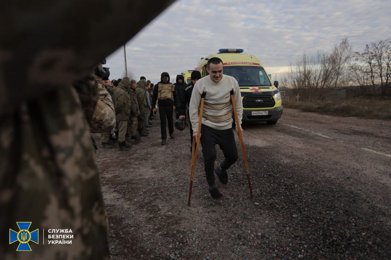 Украина вернула из российского плена 50 человек: среди них защитники ''Азовстали'' из Еленовки и раненые бойцы. Фото