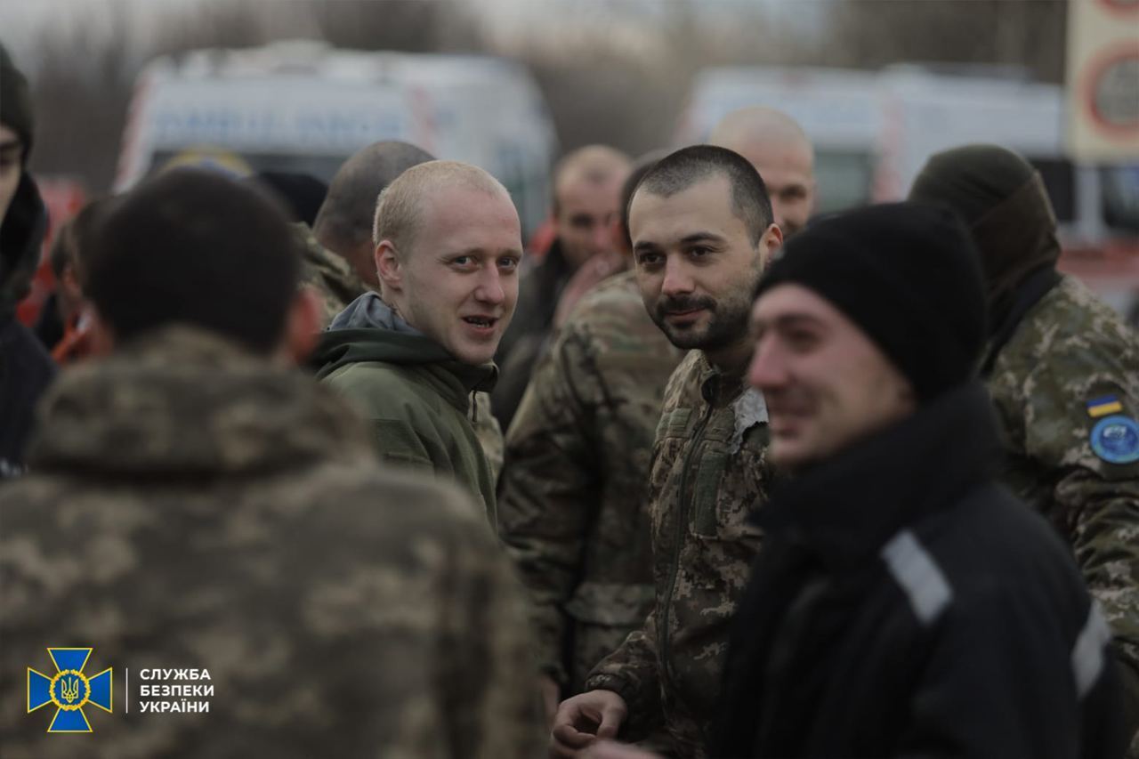 Некоторые с тяжелыми травмами: в сети появилось видео возвращения из плена защитников Украины