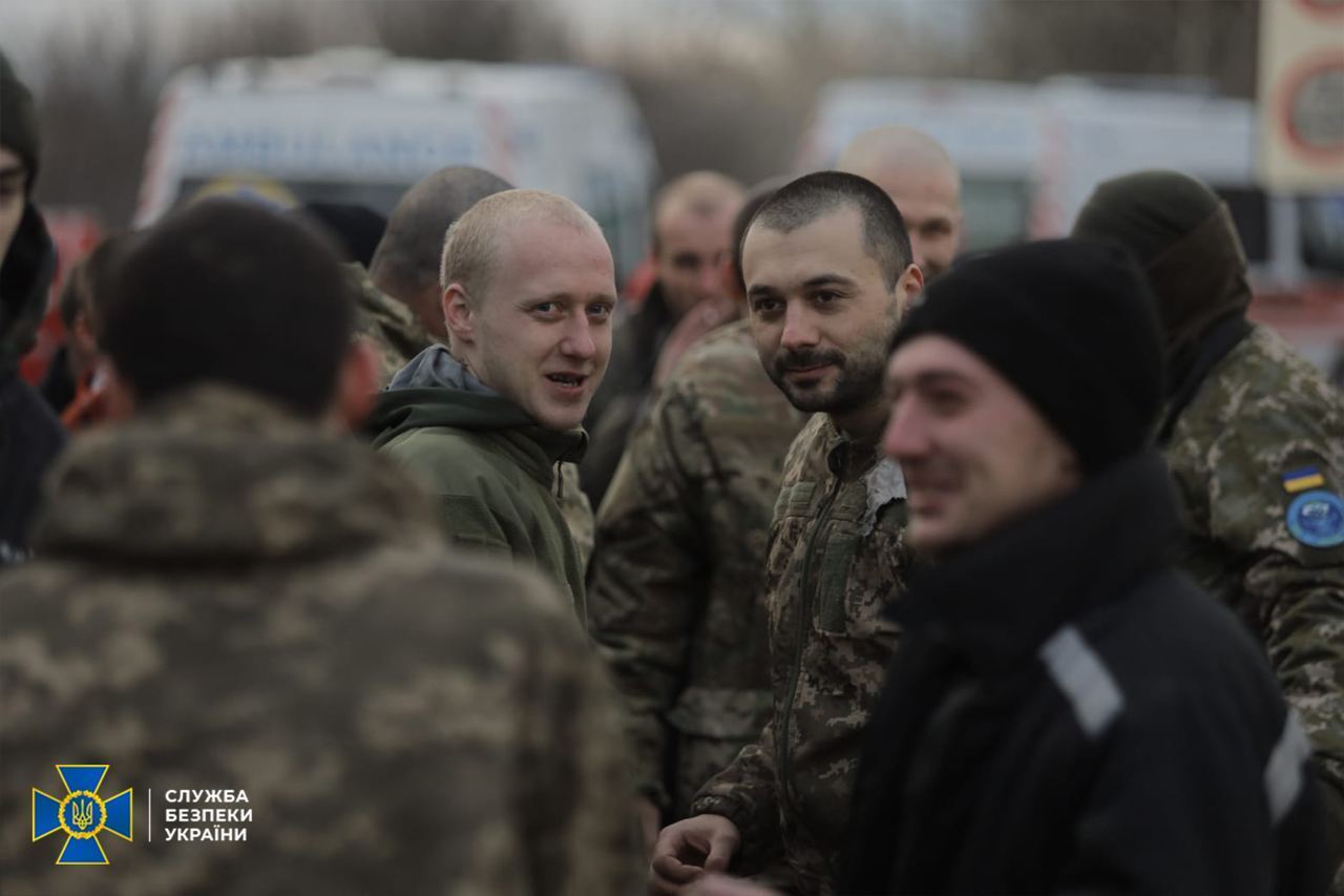 Деякі з тяжкими травмами: у мережі з'явилося відео повернення з полону захисників України