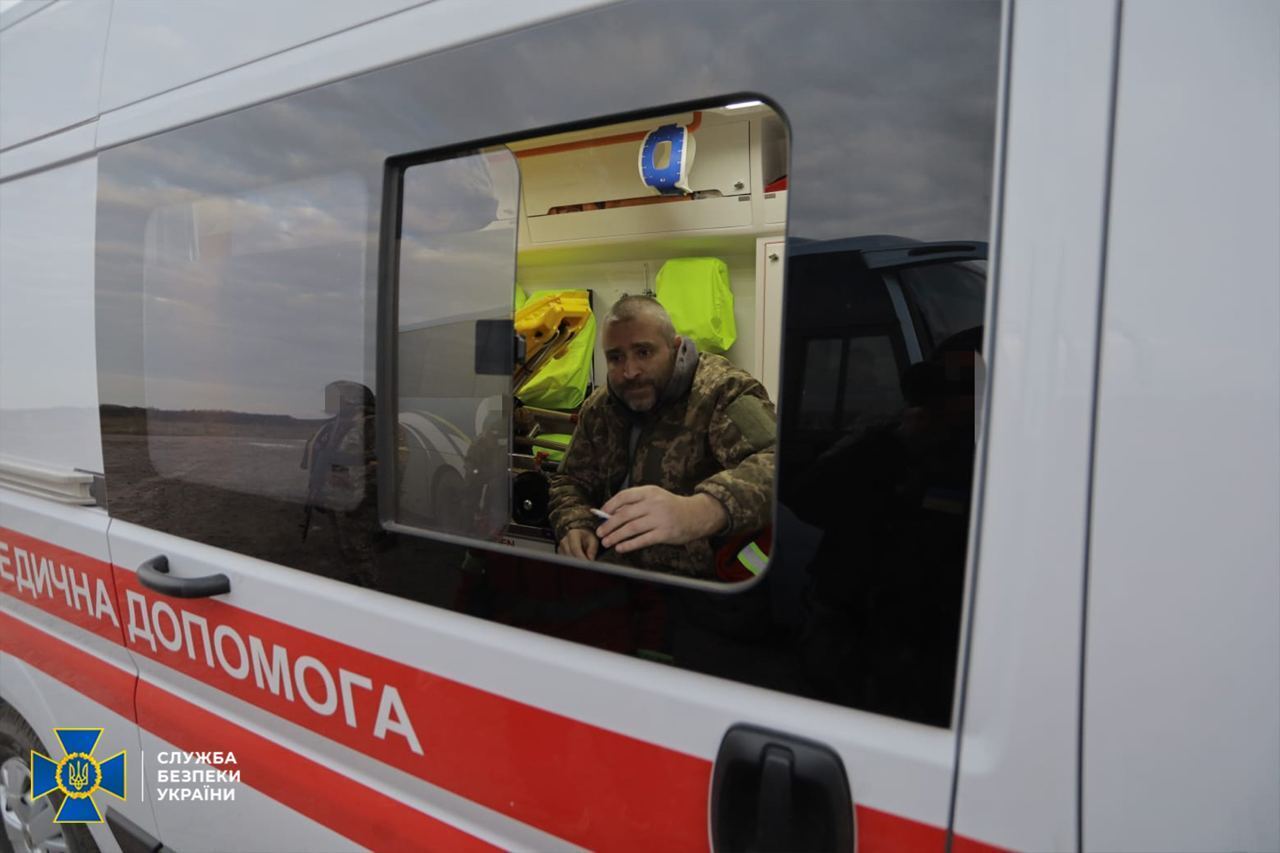 Украина вернула из российского плена 50 человек: среди них защитники "Азовстали" из Еленовки и раненые бойцы. Фото