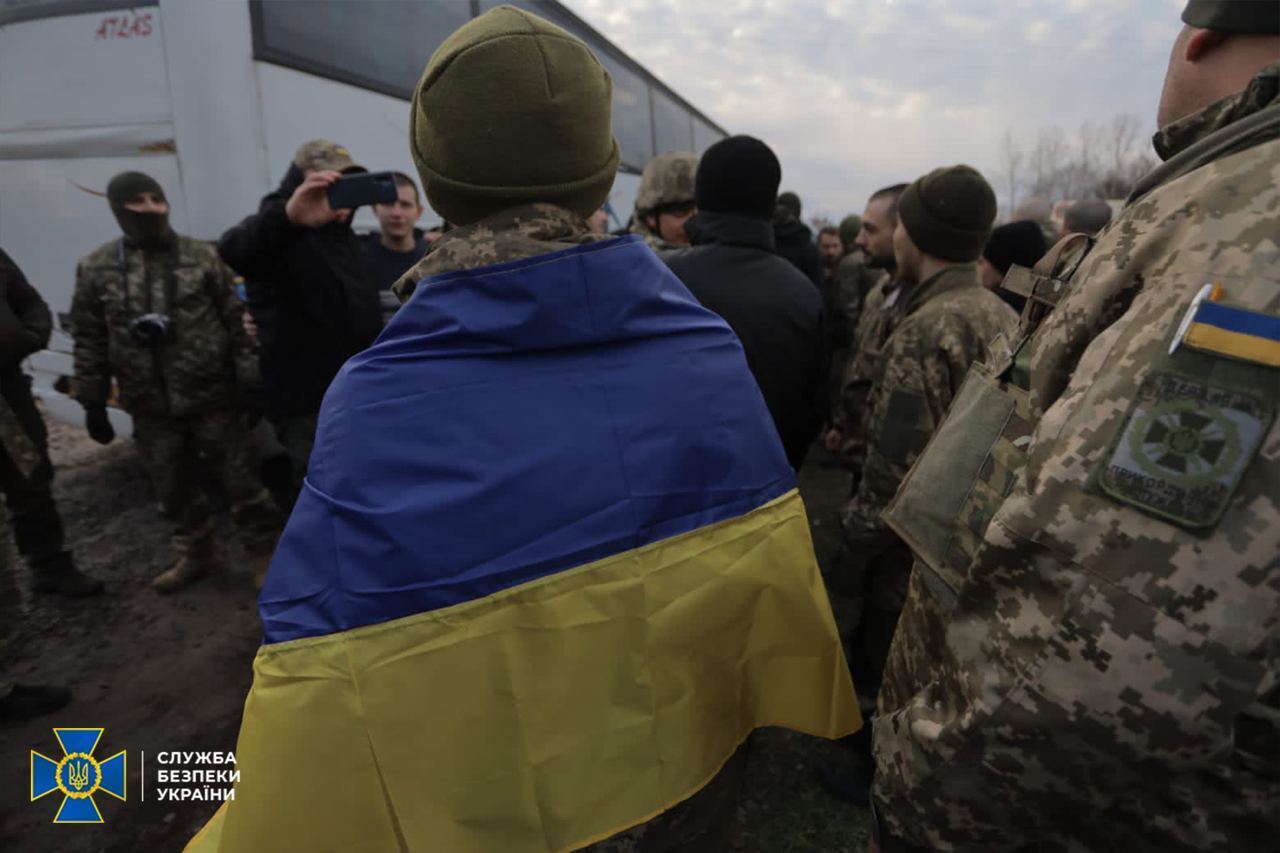 Деякі з тяжкими травмами: у мережі з'явилося відео повернення з полону захисників України