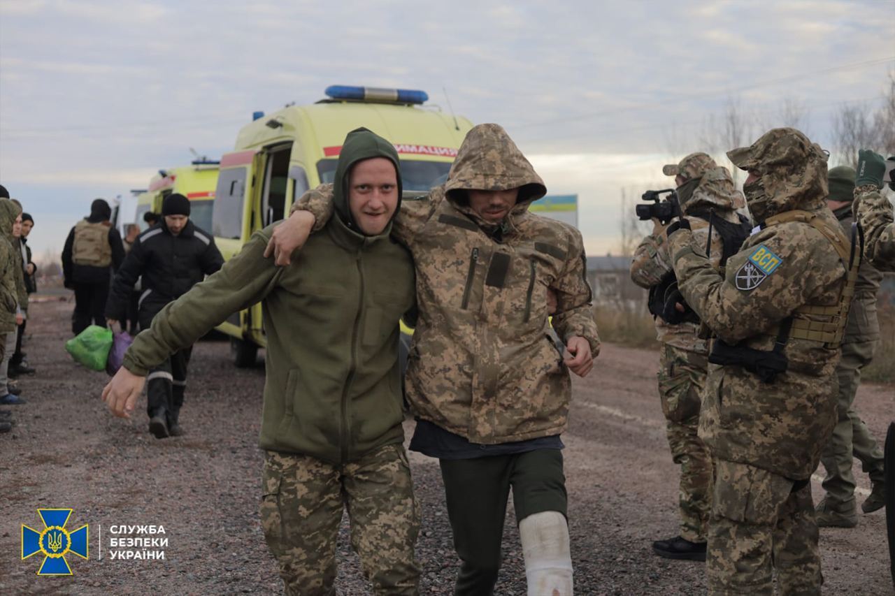 Україна повернула з російського полону 50 осіб: серед них захисники ''Азовсталі'' з Оленівки і поранені бійці. Фото